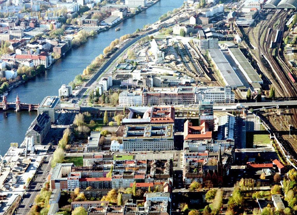 Berlin - Friedrichshain von oben - Gelände der Oberbaumcity am S-Bahnhof Warschauer Straße in Berlin - Friedrichshain.