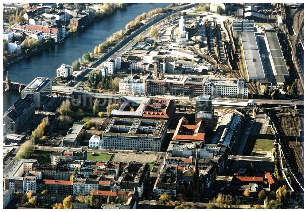 Berlin - Friedrichshain aus der Vogelperspektive: Gelände der Oberbaumcity am S-Bahnhof Warschauer Straße in Berlin - Friedrichshain.