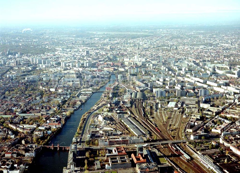 Luftbild Berlin - Friedrichshain - Gelände der Oberbaumcity am S-Bahnhof Warschauer Straße in Berlin - Friedrichshain.