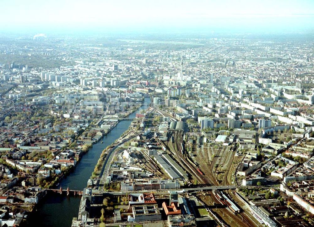 Luftaufnahme Berlin - Friedrichshain - Gelände der Oberbaumcity am S-Bahnhof Warschauer Straße in Berlin - Friedrichshain.