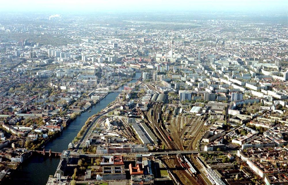 Berlin - Friedrichshain von oben - Gelände der Oberbaumcity am S-Bahnhof Warschauer Straße in Berlin - Friedrichshain.