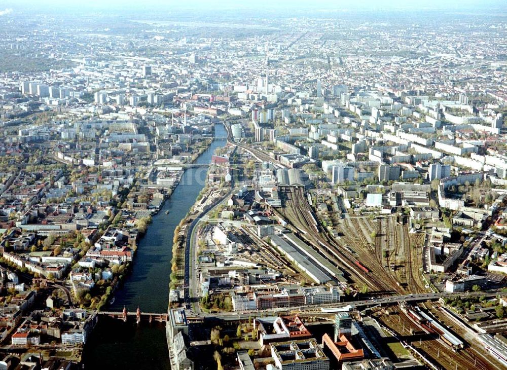 Luftaufnahme Berlin - Friedrichshain - Gelände der Oberbaumcity am S-Bahnhof Warschauer Straße in Berlin - Friedrichshain.