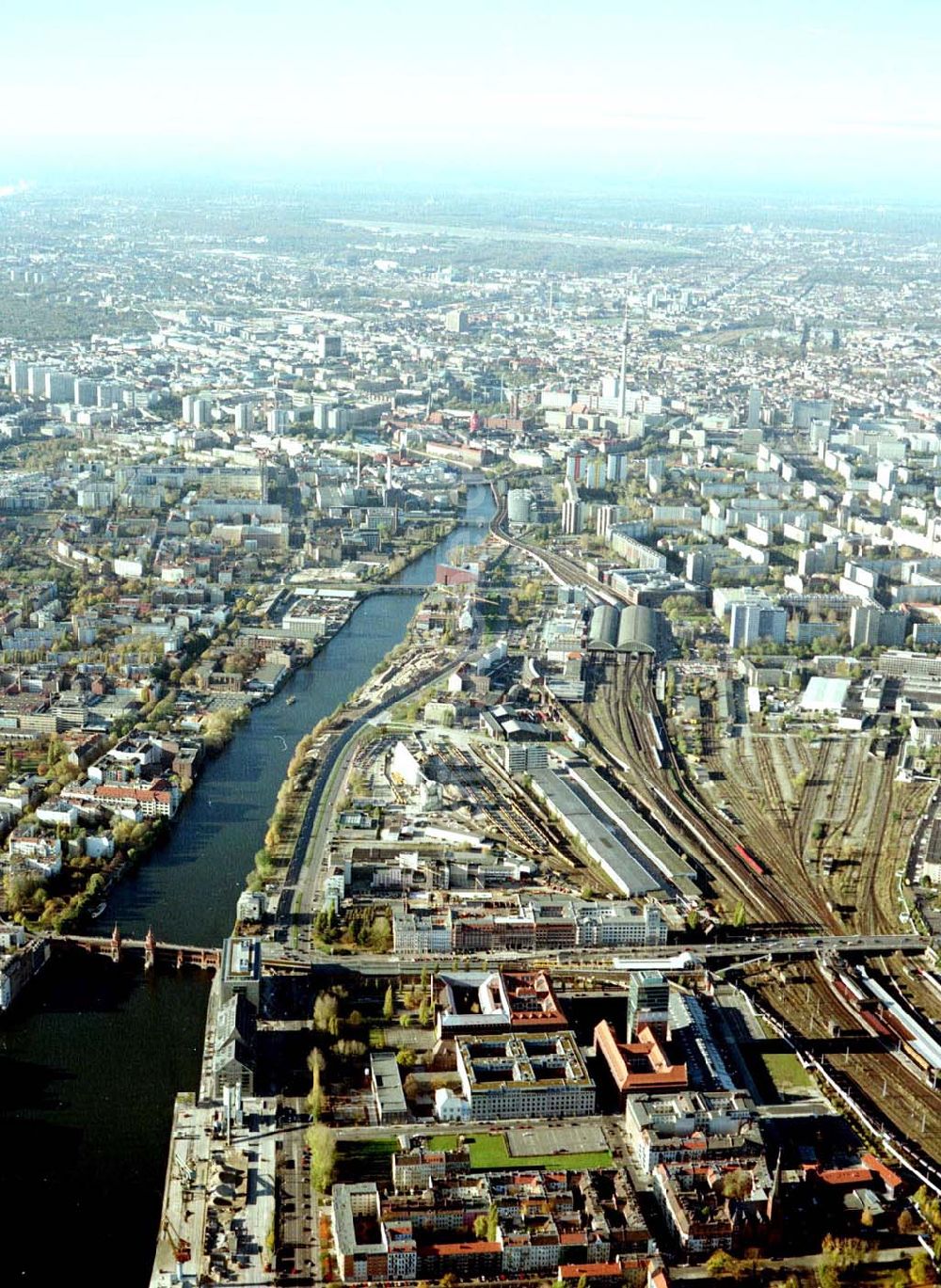 Berlin - Friedrichshain von oben - Gelände der Oberbaumcity am S-Bahnhof Warschauer Straße in Berlin - Friedrichshain.