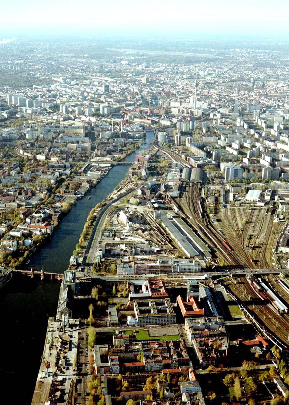 Berlin - Friedrichshain aus der Vogelperspektive: Gelände der Oberbaumcity am S-Bahnhof Warschauer Straße in Berlin - Friedrichshain.