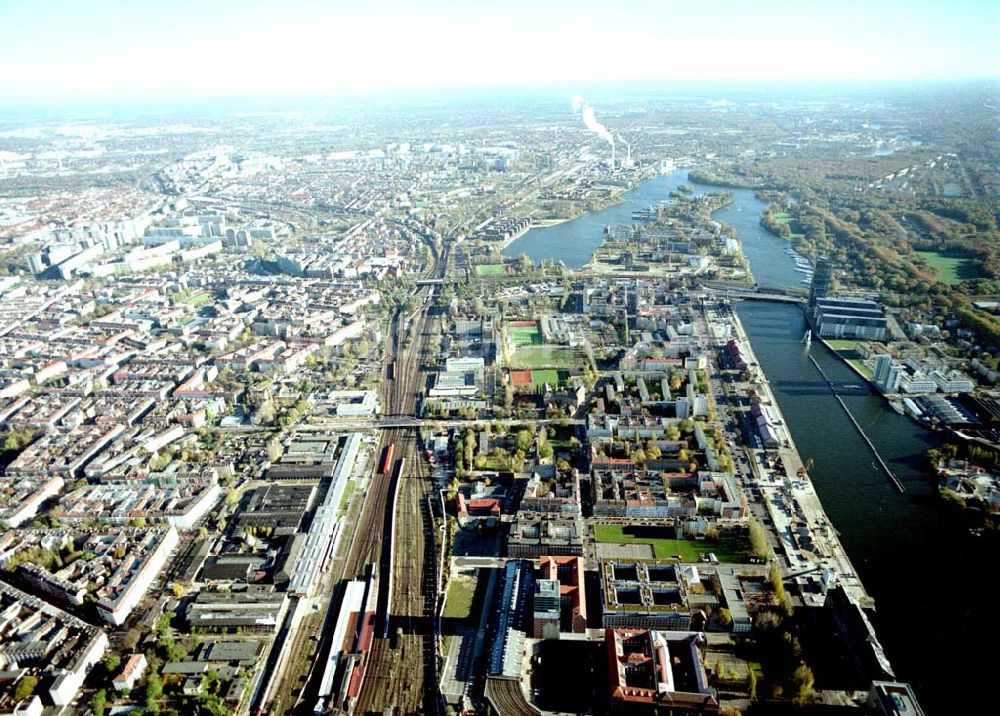 Luftbild Berlin - Friedrichshain - Gelände der Oberbaumcity am S-Bahnhof Warschauer Straße in Berlin - Friedrichshain.