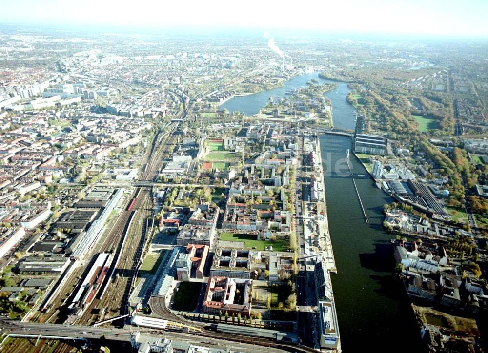 Luftaufnahme Berlin - Friedrichshain - Gelände der Oberbaumcity am S-Bahnhof Warschauer Straße in Berlin - Friedrichshain.