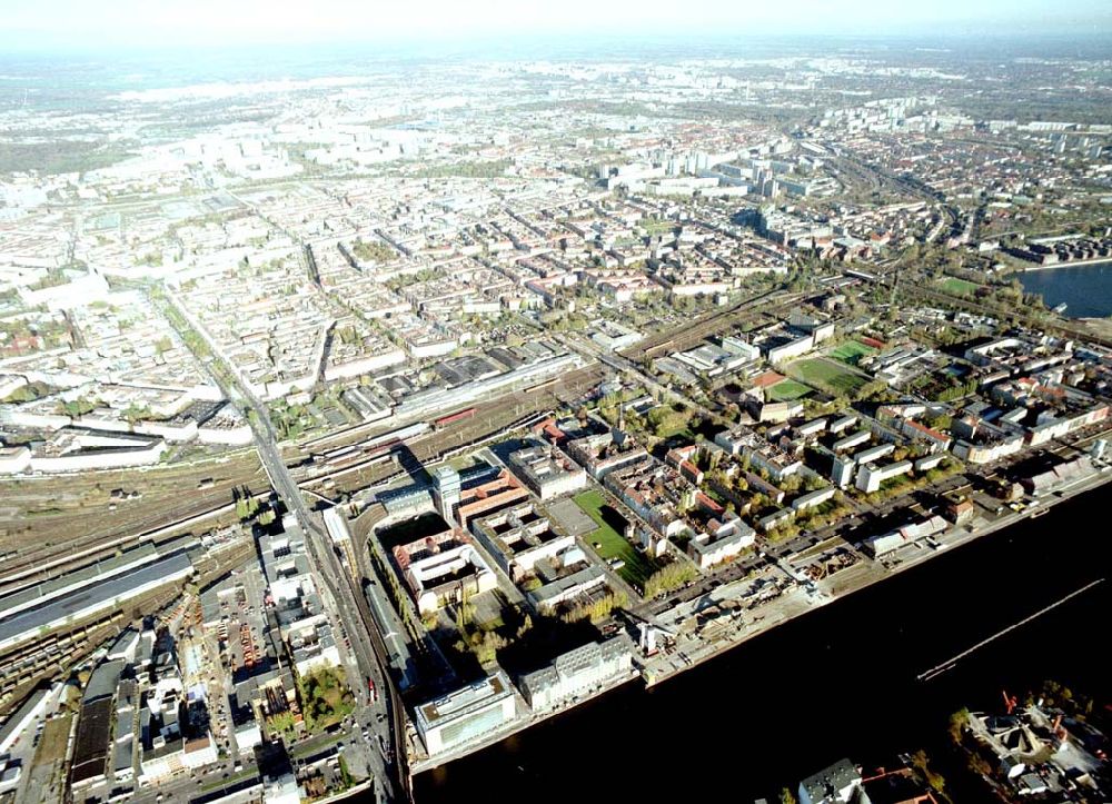 Berlin - Friedrichshain von oben - Gelände der Oberbaumcity am S-Bahnhof Warschauer Straße in Berlin - Friedrichshain.