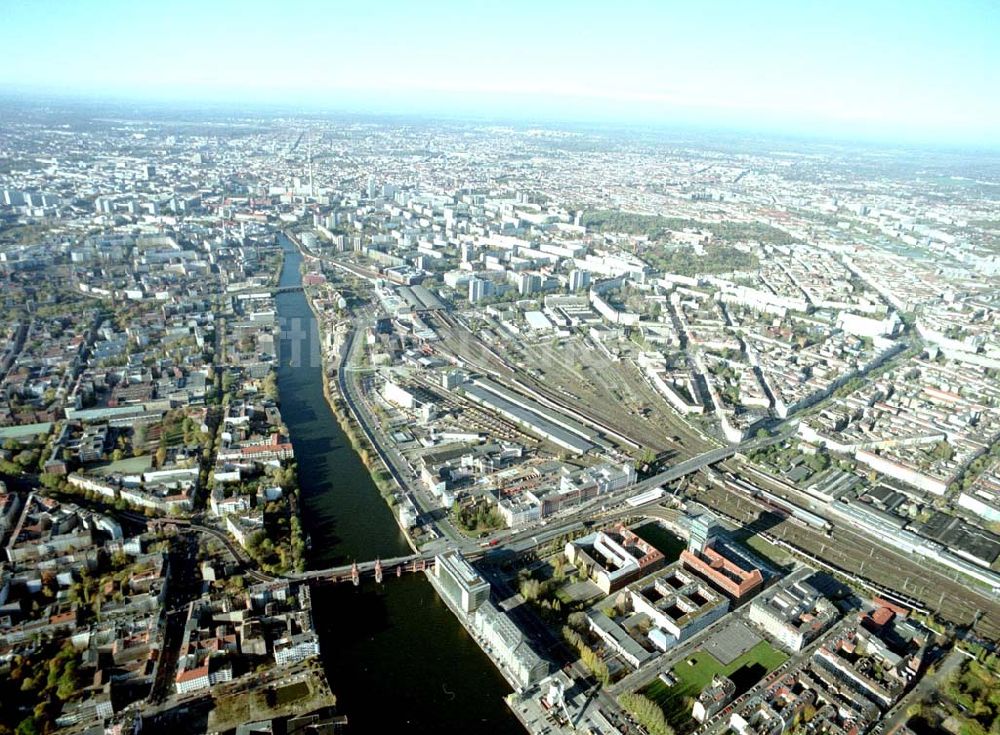 Berlin - Friedrichshain aus der Vogelperspektive: Gelände der Oberbaumcity am S-Bahnhof Warschauer Straße in Berlin - Friedrichshain.