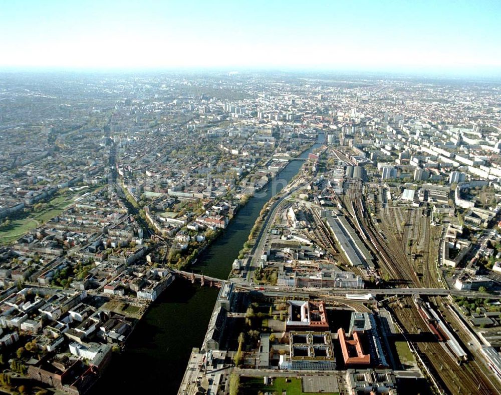 Luftbild Berlin - Friedrichshain - Gelände der Oberbaumcity am S-Bahnhof Warschauer Straße in Berlin - Friedrichshain.