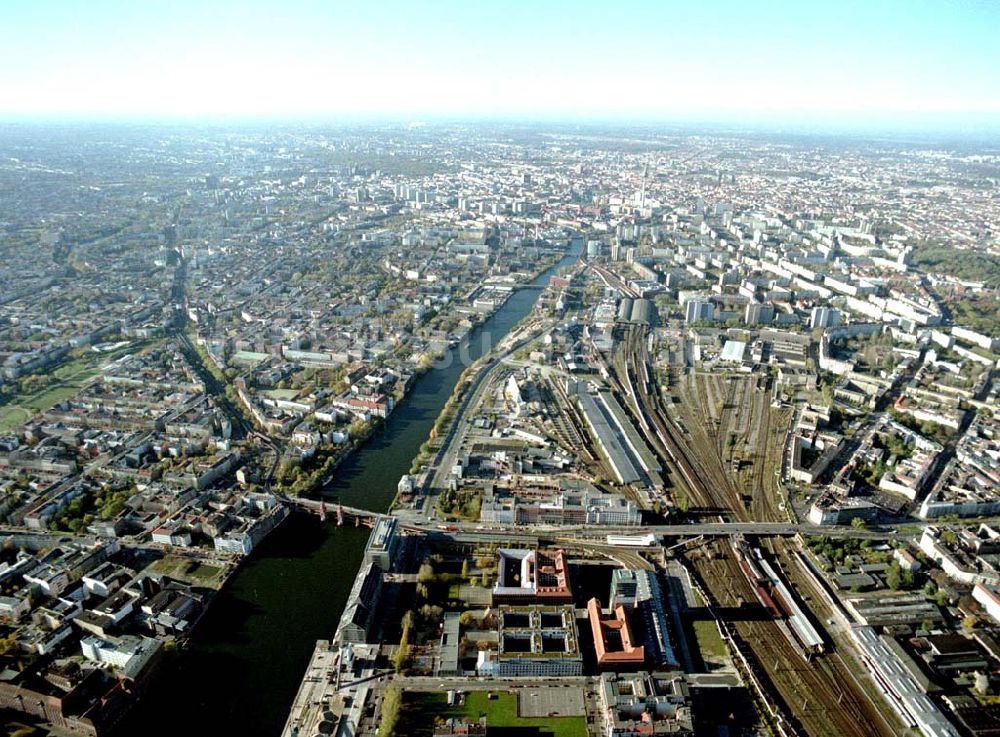 Luftaufnahme Berlin - Friedrichshain - Gelände der Oberbaumcity am S-Bahnhof Warschauer Straße in Berlin - Friedrichshain.