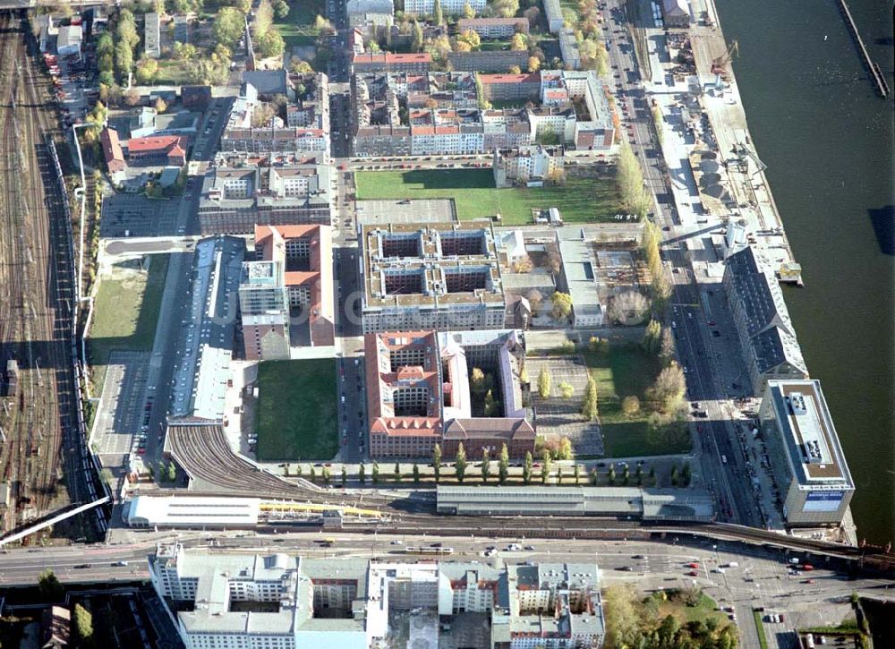 Berlin - Friedrichshain aus der Vogelperspektive: Gelände der Oberbaumcity am S-Bahnhof Warschauer Straße in Berlin - Friedrichshain.