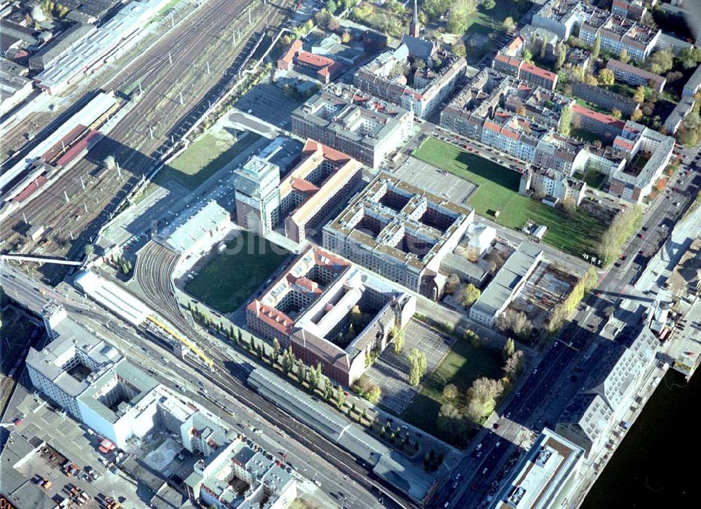 Luftbild Berlin - Friedrichshain - Gelände der Oberbaumcity am S-Bahnhof Warschauer Straße in Berlin - Friedrichshain.