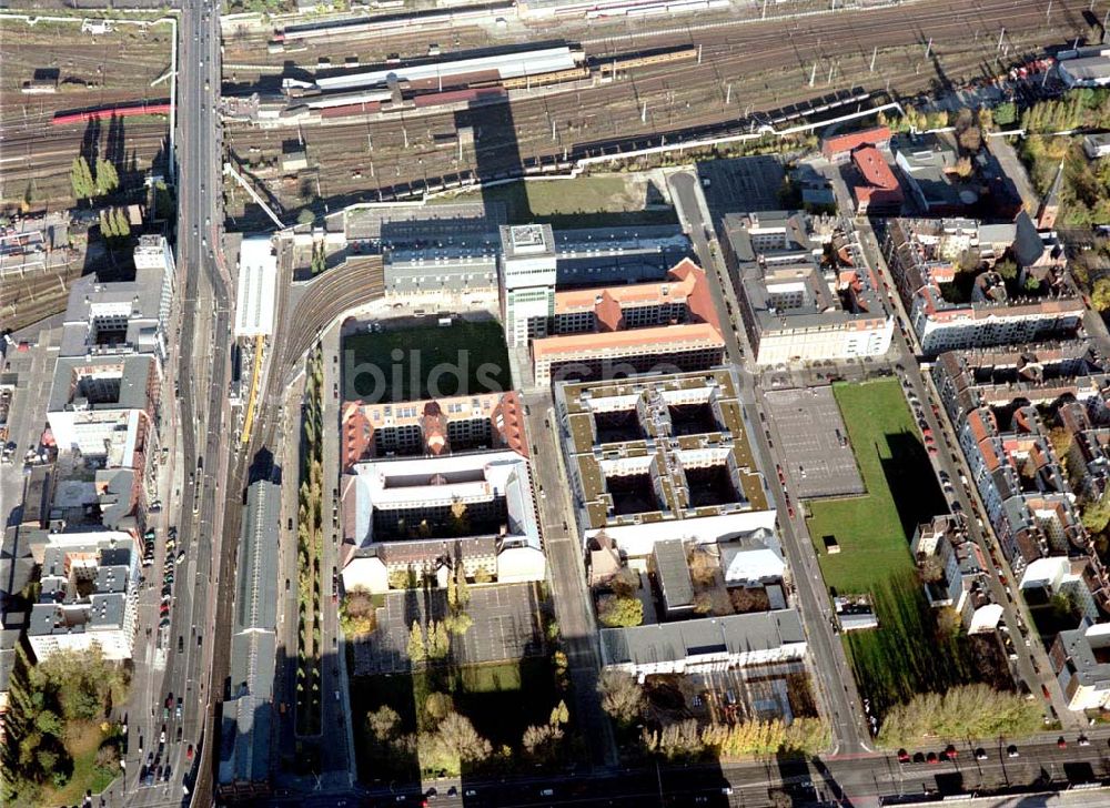 Luftaufnahme Berlin - Friedrichshain - Gelände der Oberbaumcity am S-Bahnhof Warschauer Straße in Berlin - Friedrichshain.