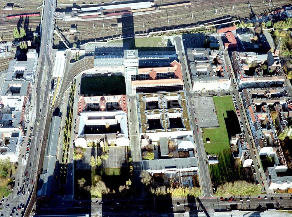 Berlin - Friedrichshain von oben - Gelände der Oberbaumcity am S-Bahnhof Warschauer Straße in Berlin - Friedrichshain.