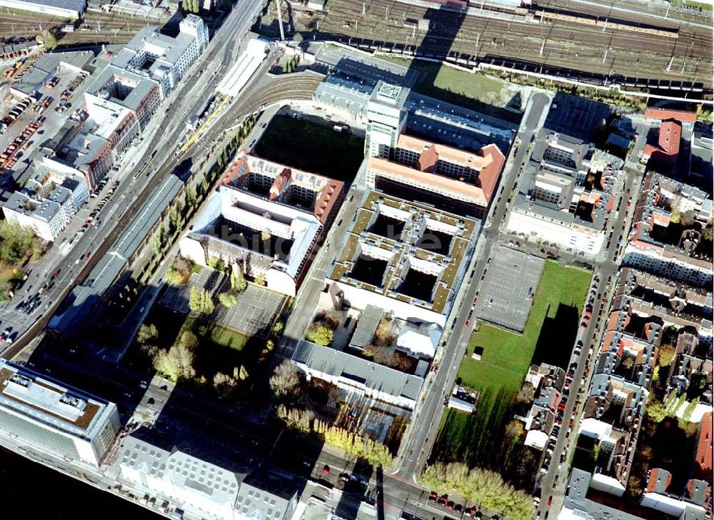 Berlin - Friedrichshain aus der Vogelperspektive: Gelände der Oberbaumcity am S-Bahnhof Warschauer Straße in Berlin - Friedrichshain.