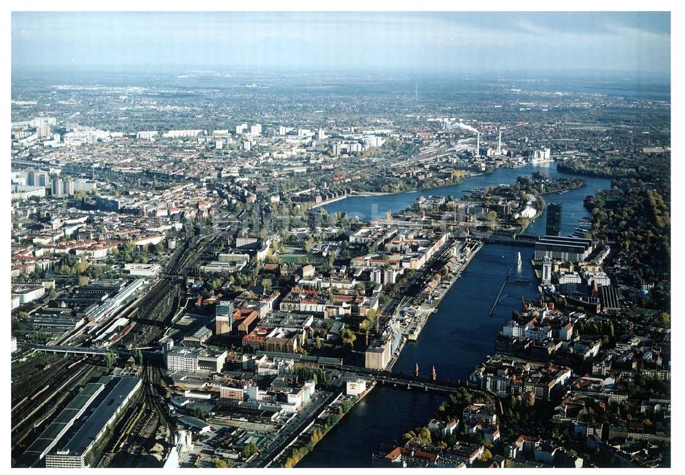 Berlin - Friedrichshain aus der Vogelperspektive: Gelände der Oberbaumcity am S-Bahnhof Warschauer Straße in Berlin - Friedrichshain (Anflug aus westlicher Richtung)..