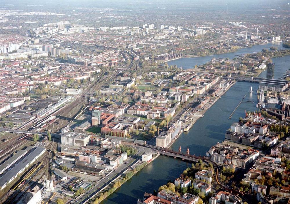 Luftaufnahme Berlin - Friedrichshain - Gelände der Oberbaumcity am S-Bahnhof Warschauer Straße in Berlin - Friedrichshain (Anflug aus westlicher Richtung)..