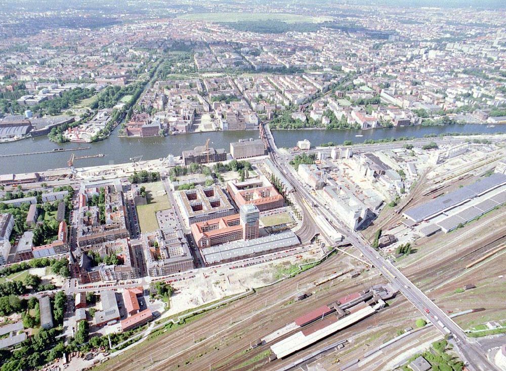 Berlin - Friedrichshain aus der Vogelperspektive: Gelände der Oberbaumcity am S- und U-Bahnhof Warschauer Straße in Berlin - Friedrichshain - ein Objekt der HVB - Projekt GmbH