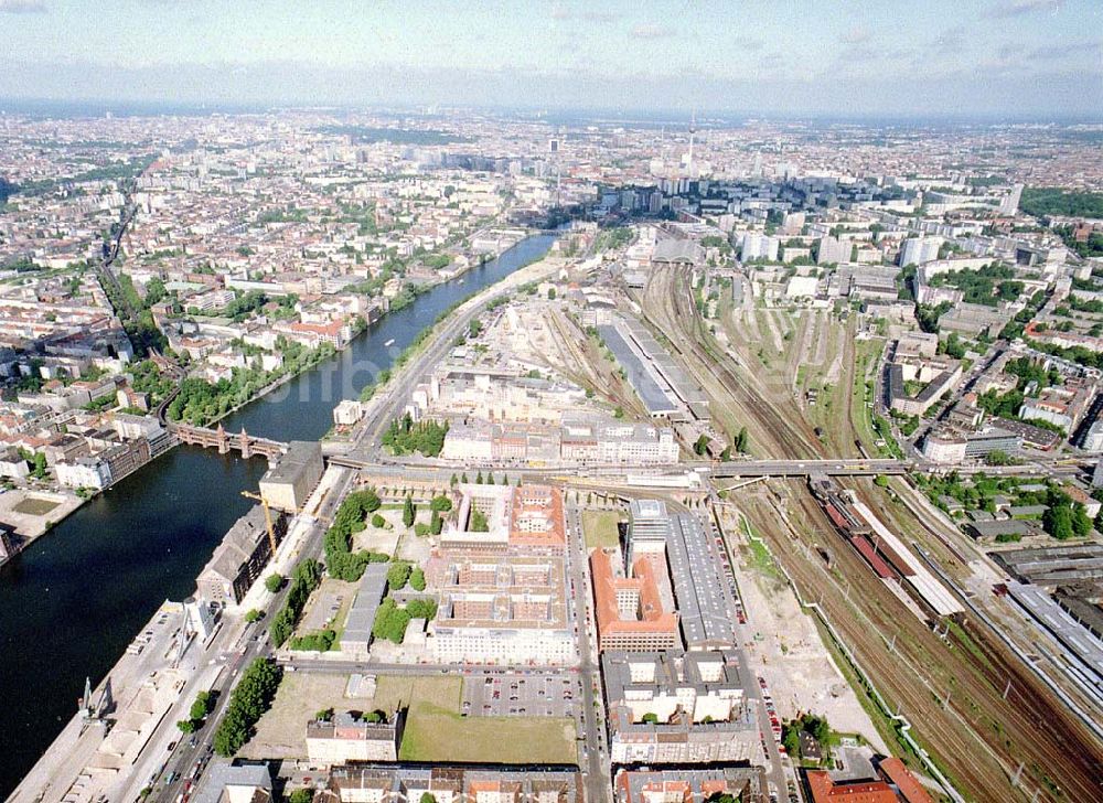 Berlin - Friedrichshain von oben - Gelände der Oberbaumcity am S- und U-Bahnhof Warschauer Straße in Berlin - Friedrichshain - ein Objekt der HVB - Projekt GmbH