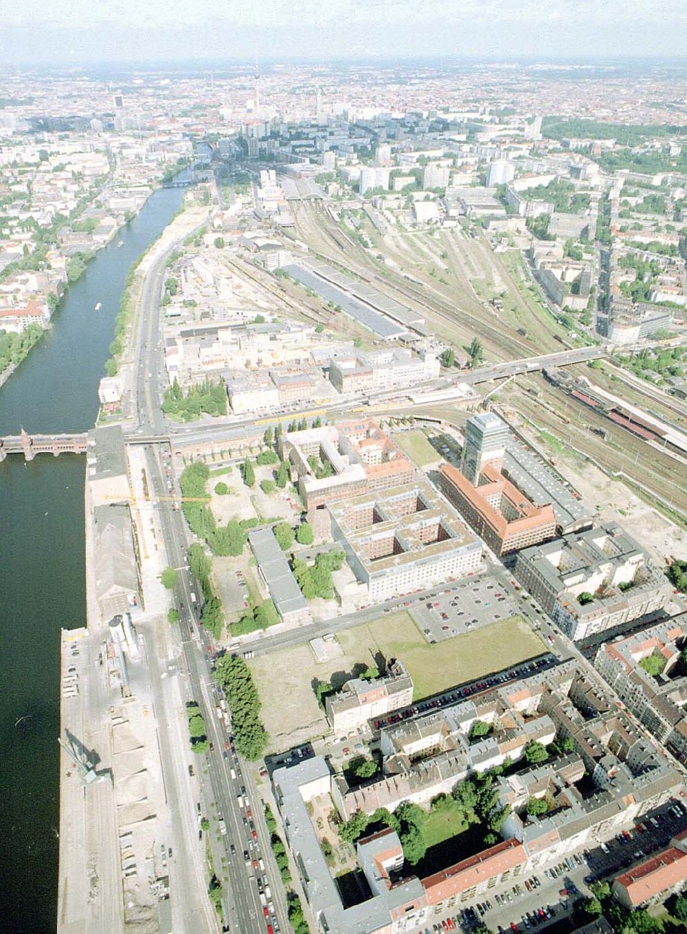 Berlin - Friedrichshain aus der Vogelperspektive: Gelände der Oberbaumcity am S- und U-Bahnhof Warschauer Straße in Berlin - Friedrichshain - ein Objekt der HVB - Projekt GmbH