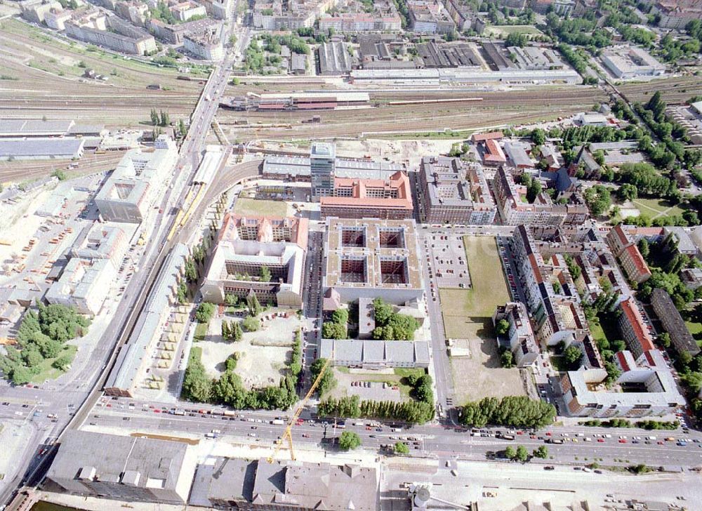 Luftaufnahme Berlin - Friedrichshain - Gelände der Oberbaumcity am S- und U-Bahnhof Warschauer Straße in Berlin - Friedrichshain - ein Objekt der HVB - Projekt GmbH