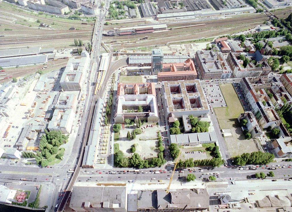 Berlin - Friedrichshain von oben - Gelände der Oberbaumcity am S- und U-Bahnhof Warschauer Straße in Berlin - Friedrichshain - ein Objekt der HVB - Projekt GmbH