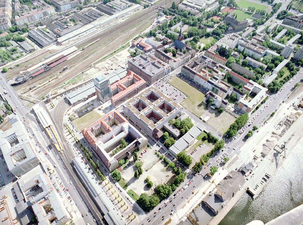 Berlin - Friedrichshain aus der Vogelperspektive: Gelände der Oberbaumcity am S- und U-Bahnhof Warschauer Straße in Berlin - Friedrichshain - ein Objekt der HVB - Projekt GmbH