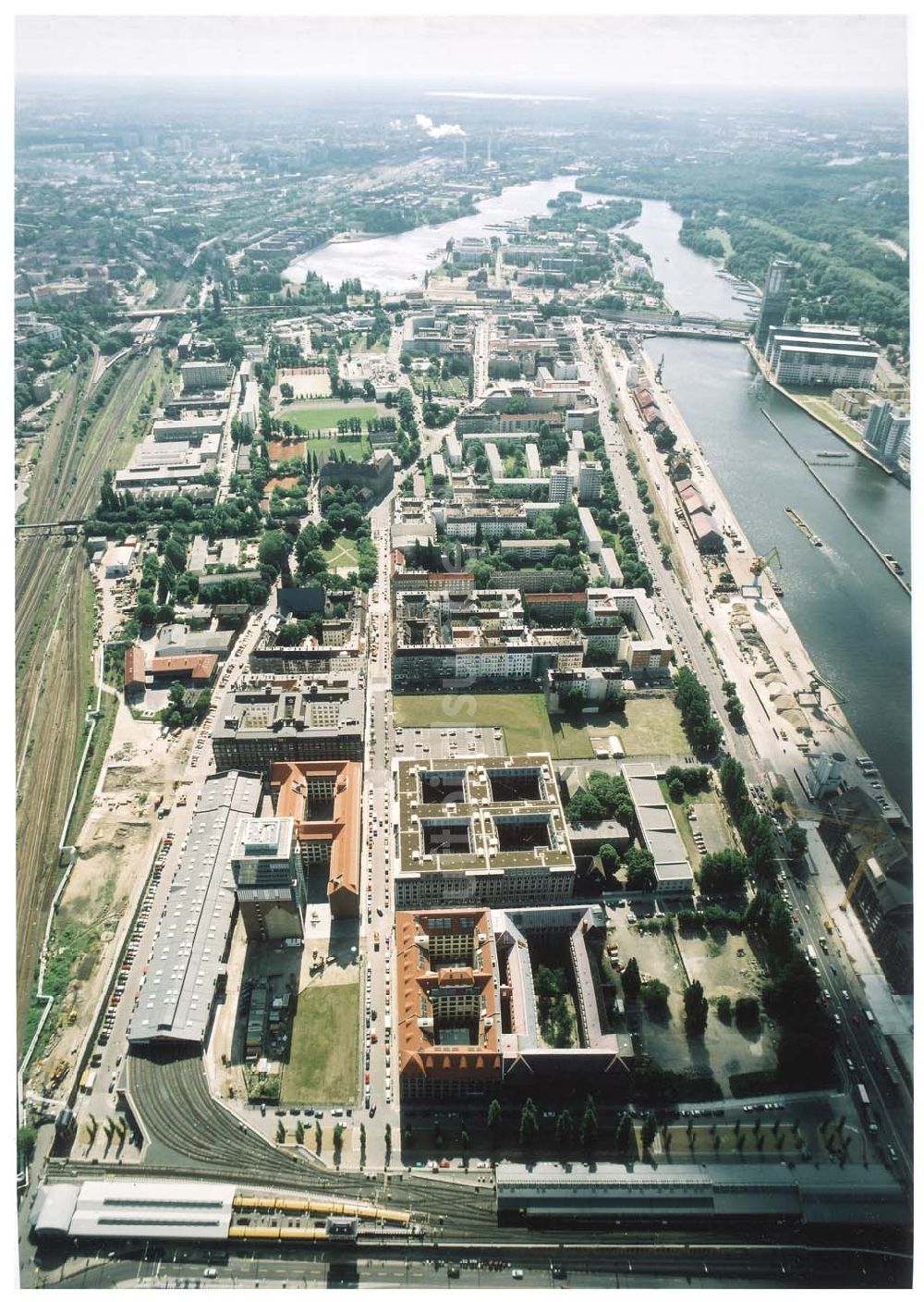 Luftaufnahme Berlin - Friedrichshain - Gelände der Oberbaumcity am S- und U-Bahnhof Warschauer Straße in Berlin - Friedrichshain - ein Objekt der HVB - Projekt GmbH