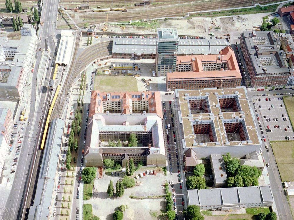 Luftaufnahme Berlin - Friedrichshain - Gelände der Oberbaumcity am S- und U-Bahnhof Warschauer Straße in Berlin - Friedrichshain - ein Objekt der HVB - Projekt GmbH