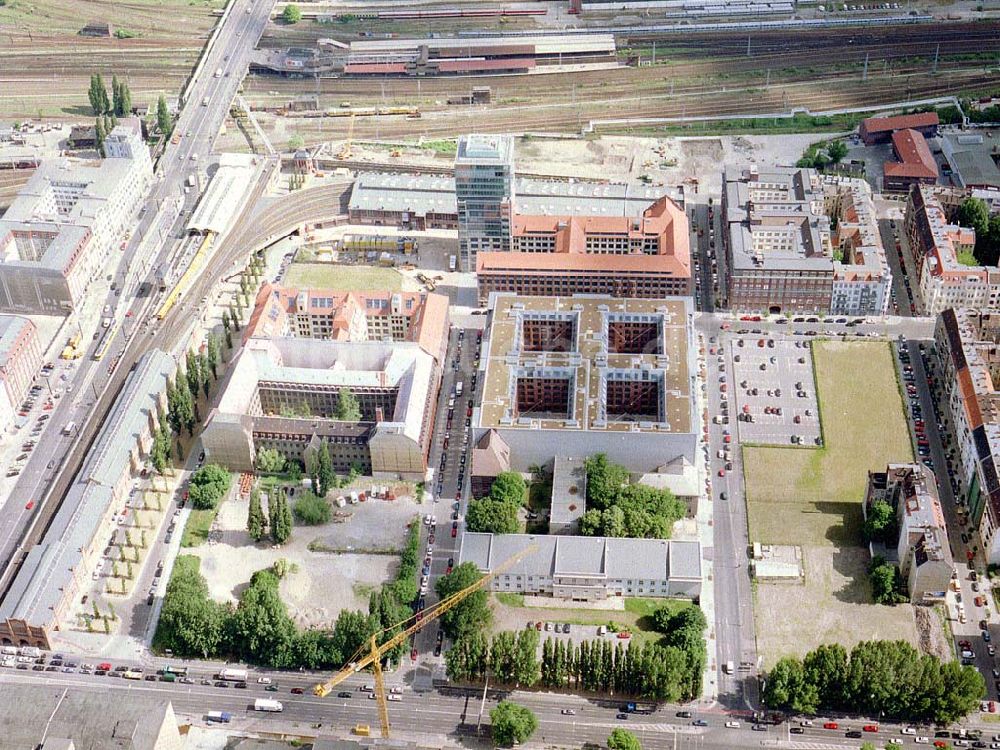 Luftaufnahme Berlin - Friedrichshain - Gelände der Oberbaumcity am S- und U-Bahnhof Warschauer Straße in Berlin - Friedrichshain - ein Objekt der HVB - Projekt GmbH