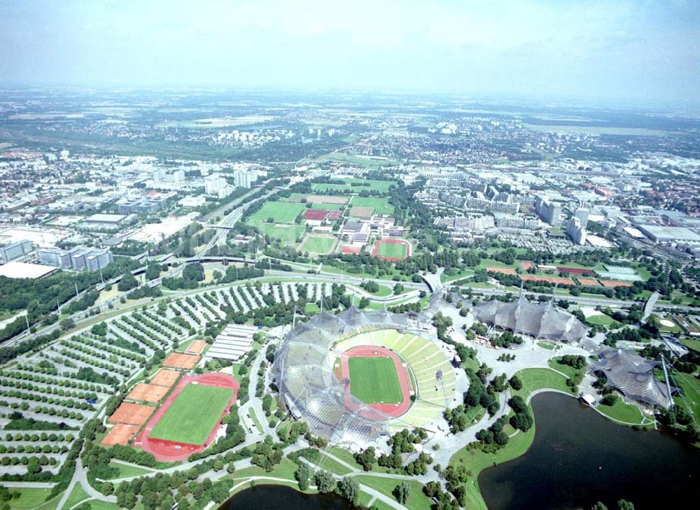 München aus der Vogelperspektive: Gelände des Olympiastadions und des Olympiaparks. Nichtredaktionelle Verwendung nur nach Absprache !