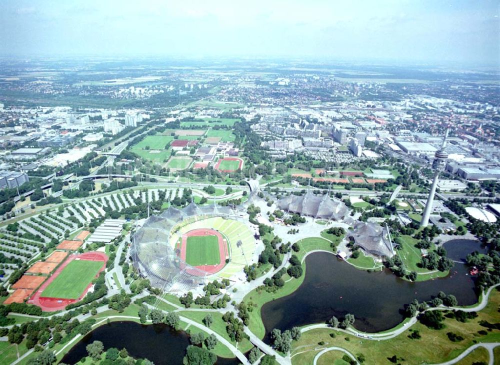 Luftbild München - Gelände des Olympiastadions und des Olympiaparks. Nichtredaktionelle Verwendung nur nach Absprache !