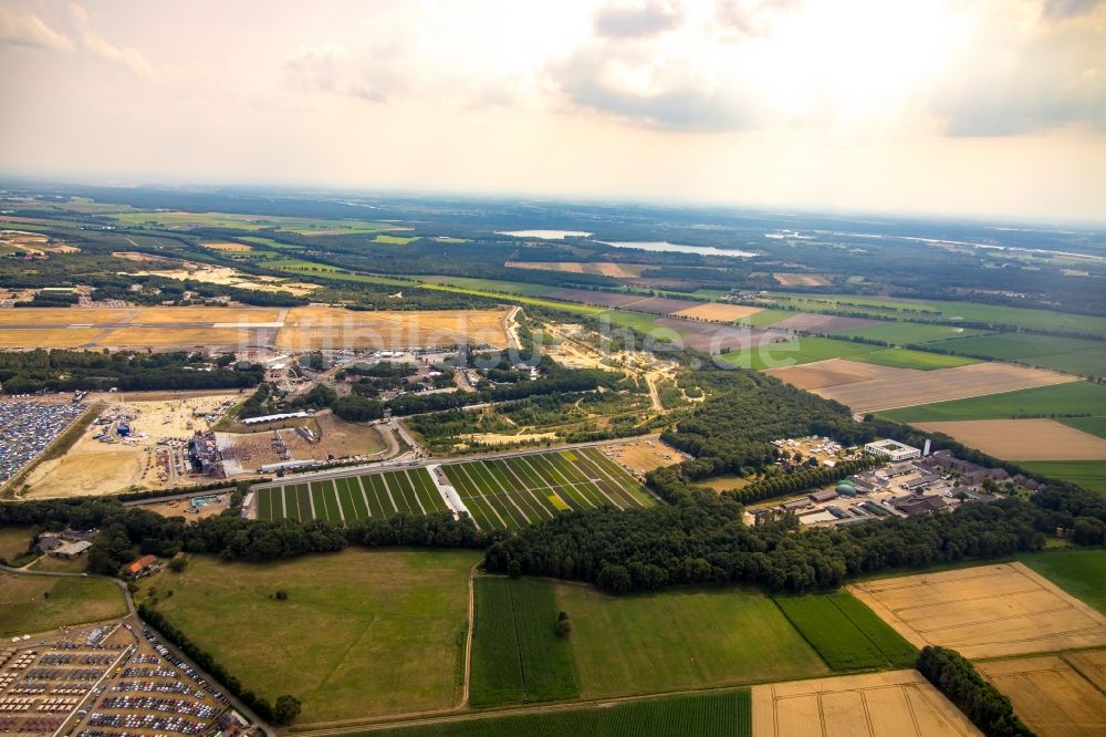 Weeze aus der Vogelperspektive: Gelände des PAROOKAVILLE - Electronic Music Festival in Weeze im Bundesland Nordrhein-Westfalen, Deutschland