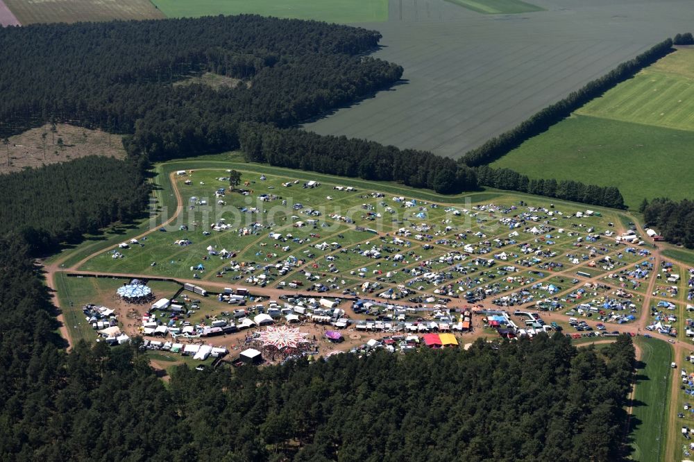 Eldena aus der Vogelperspektive: Gelände des Psychedelic Circus Festival auf einer Wiese im Wald Musik- Festival in Eldena im Bundesland Mecklenburg-Vorpommern