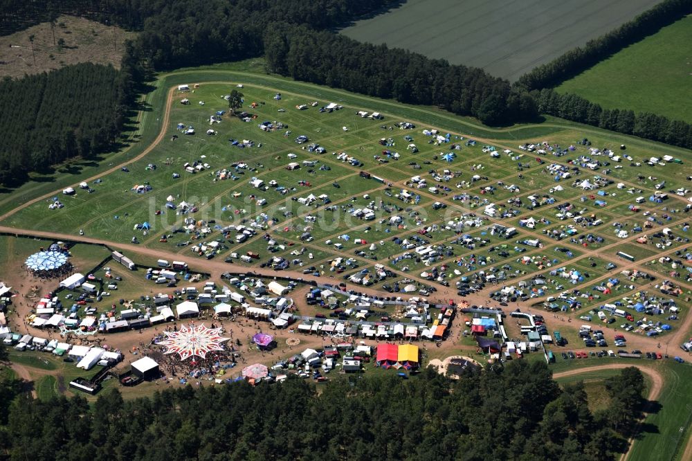 Luftbild Eldena - Gelände des Psychedelic Circus Festival auf einer Wiese im Wald Musik- Festival in Eldena im Bundesland Mecklenburg-Vorpommern