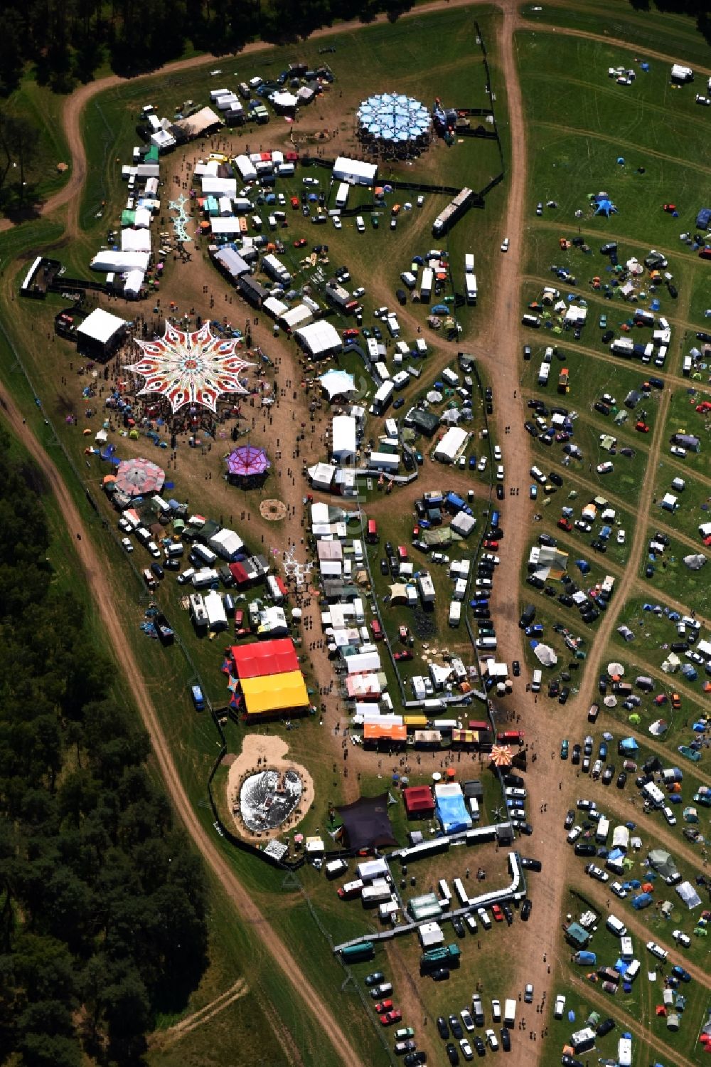 Luftaufnahme Eldena - Gelände des Psychedelic Circus Festival auf einer Wiese im Wald Musik- Festival in Eldena im Bundesland Mecklenburg-Vorpommern