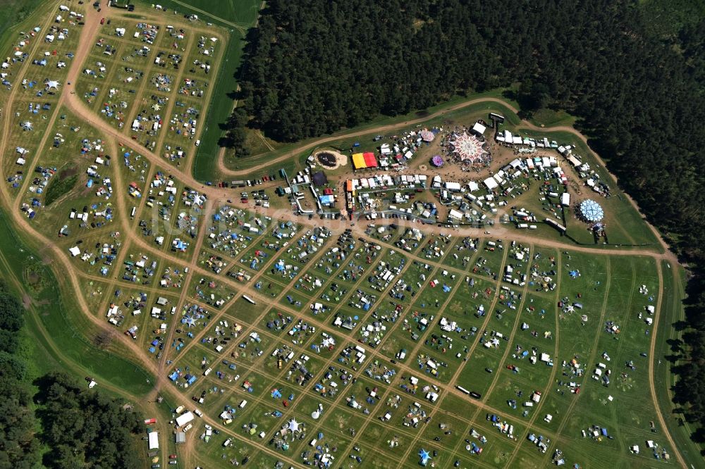 Luftbild Eldena - Gelände des Psychedelic Circus Festival auf einer Wiese im Wald Musik- Festival in Eldena im Bundesland Mecklenburg-Vorpommern