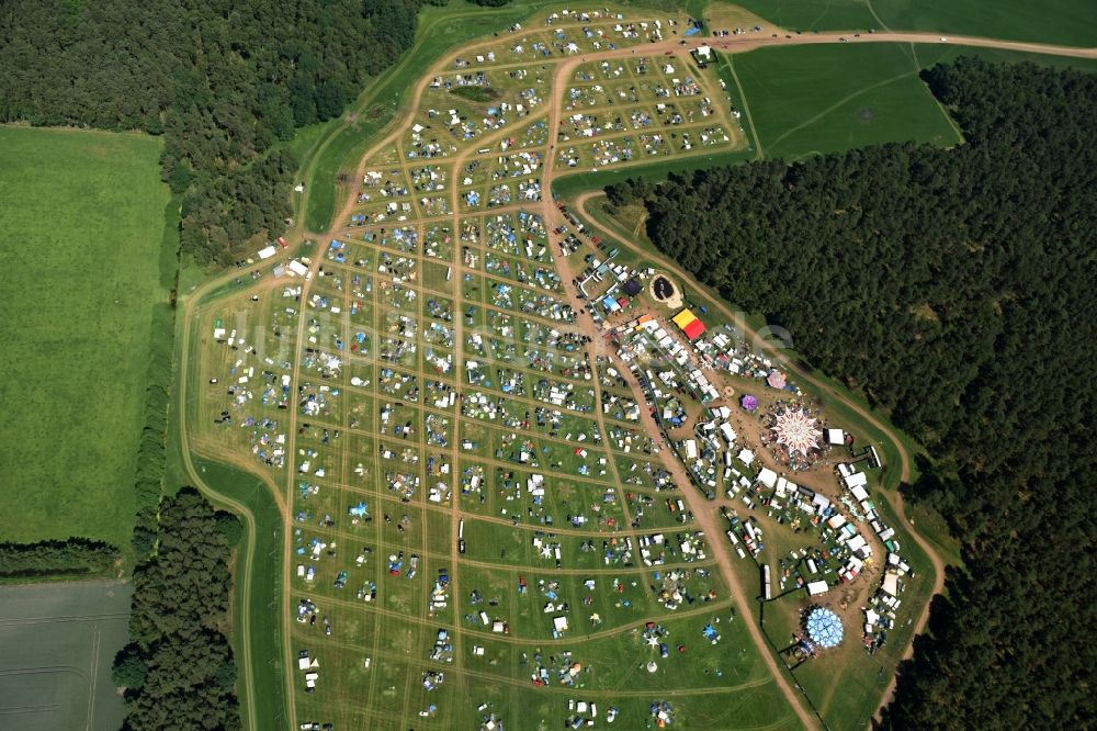 Luftaufnahme Eldena - Gelände des Psychedelic Circus Festival auf einer Wiese im Wald Musik- Festival in Eldena im Bundesland Mecklenburg-Vorpommern