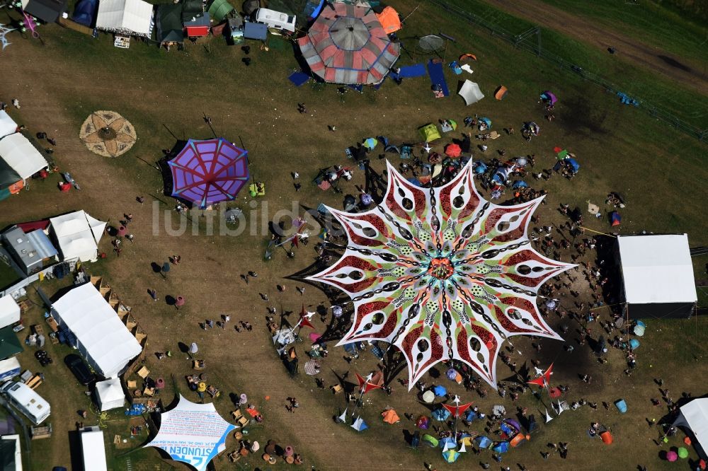 Eldena von oben - Gelände des Psychedelic Circus Festival auf einer Wiese im Wald Musik- Festival in Eldena im Bundesland Mecklenburg-Vorpommern