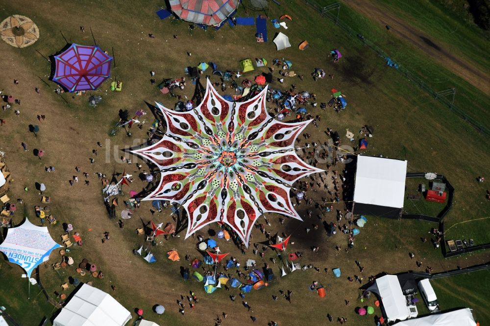 Eldena aus der Vogelperspektive: Gelände des Psychedelic Circus Festival auf einer Wiese im Wald Musik- Festival in Eldena im Bundesland Mecklenburg-Vorpommern