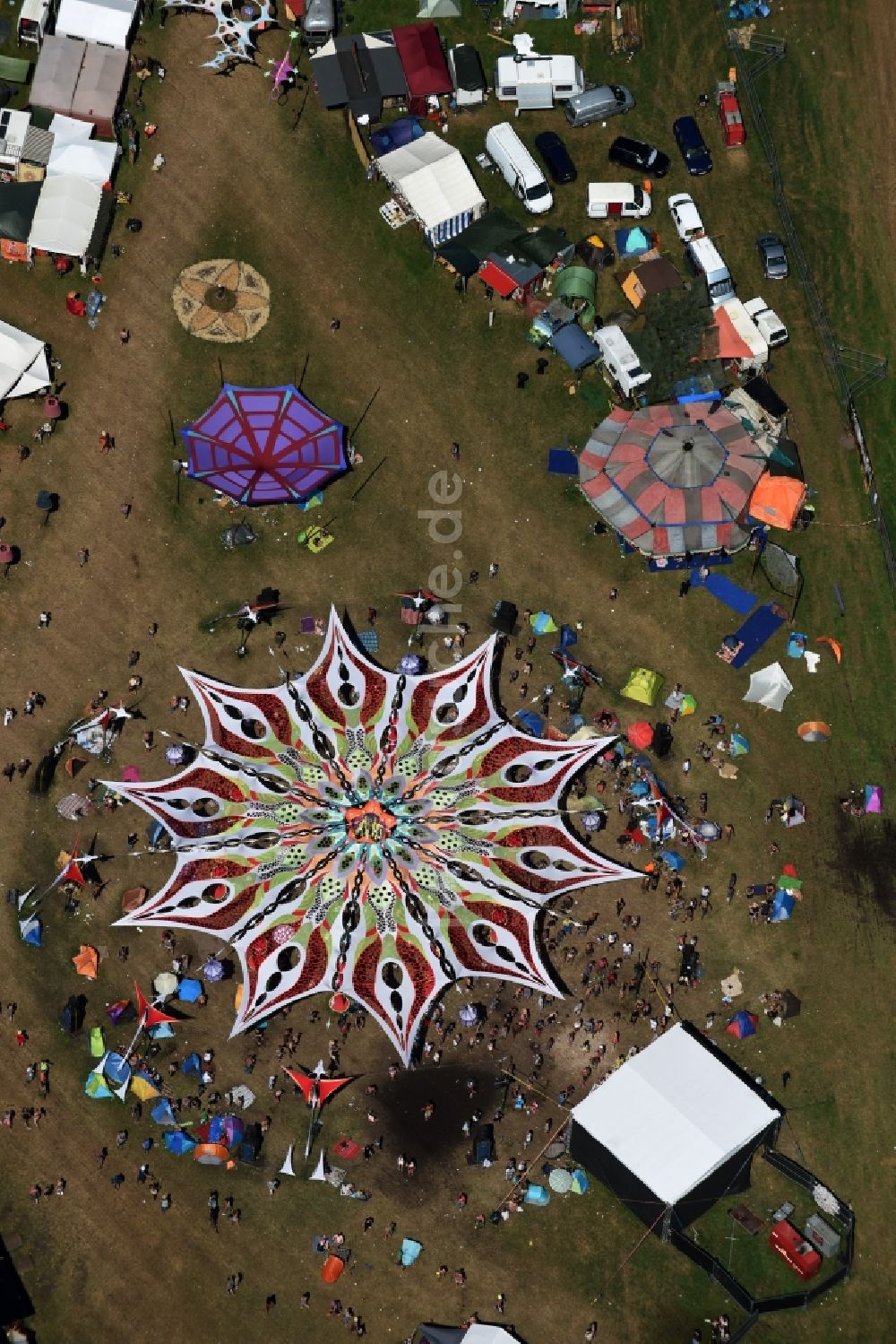 Luftaufnahme Eldena - Gelände des Psychedelic Circus Festival auf einer Wiese im Wald Musik- Festival in Eldena im Bundesland Mecklenburg-Vorpommern