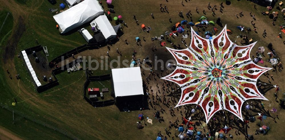 Luftbild Eldena - Gelände des Psychedelic Circus Festival auf einer Wiese im Wald Musik- Festival in Eldena im Bundesland Mecklenburg-Vorpommern