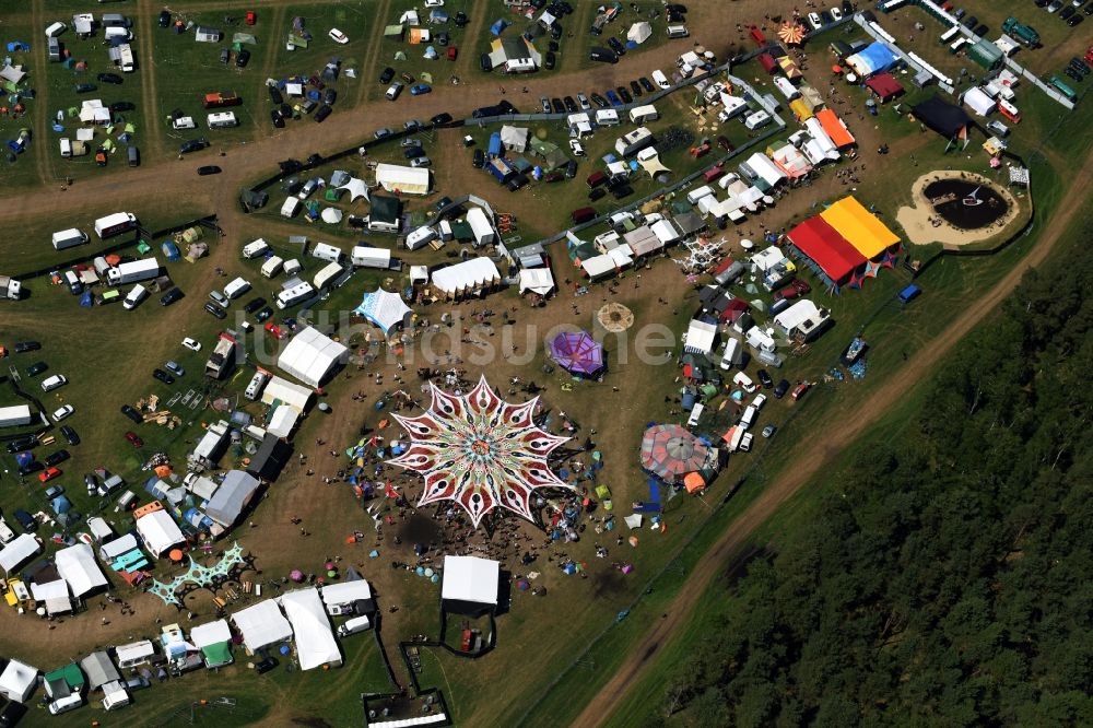 Luftaufnahme Eldena - Gelände des Psychedelic Circus Festival auf einer Wiese im Wald Musik- Festival in Eldena im Bundesland Mecklenburg-Vorpommern