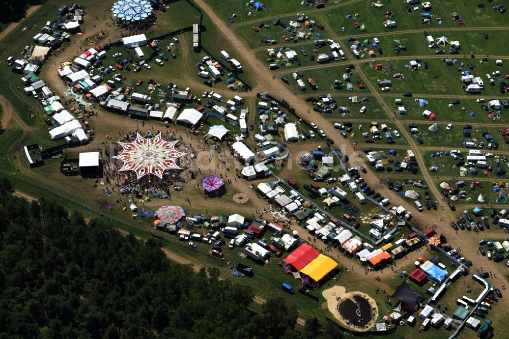 Luftaufnahme Eldena - Gelände des Psychedelic Circus Festival auf einer Wiese im Wald Musik- Festival in Eldena im Bundesland Mecklenburg-Vorpommern