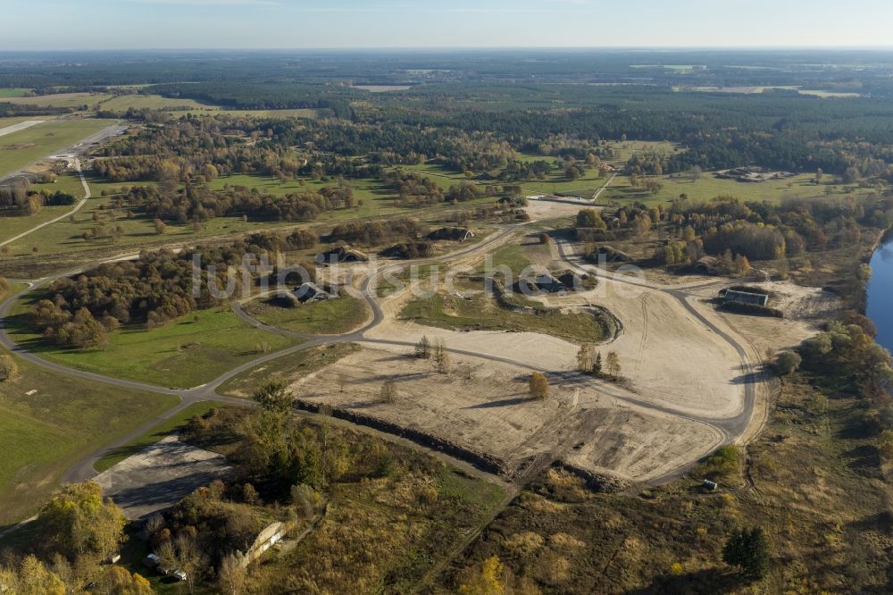 Luftbild Rechlin - Gelände des Rechlin Airpark Flugplatz Rechlin-Lärz mit offenen Deckungen und freigelegten Sheltern in Rechlin im Bundesland Mecklenburg-Vorpommern