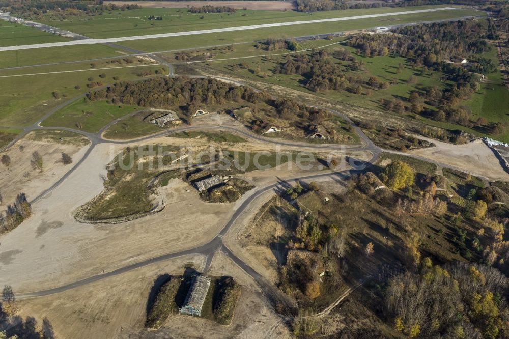 Luftaufnahme Rechlin - Gelände des Rechlin Airpark Flugplatz Rechlin-Lärz mit offenen Deckungen und freigelegten Sheltern in Rechlin im Bundesland Mecklenburg-Vorpommern