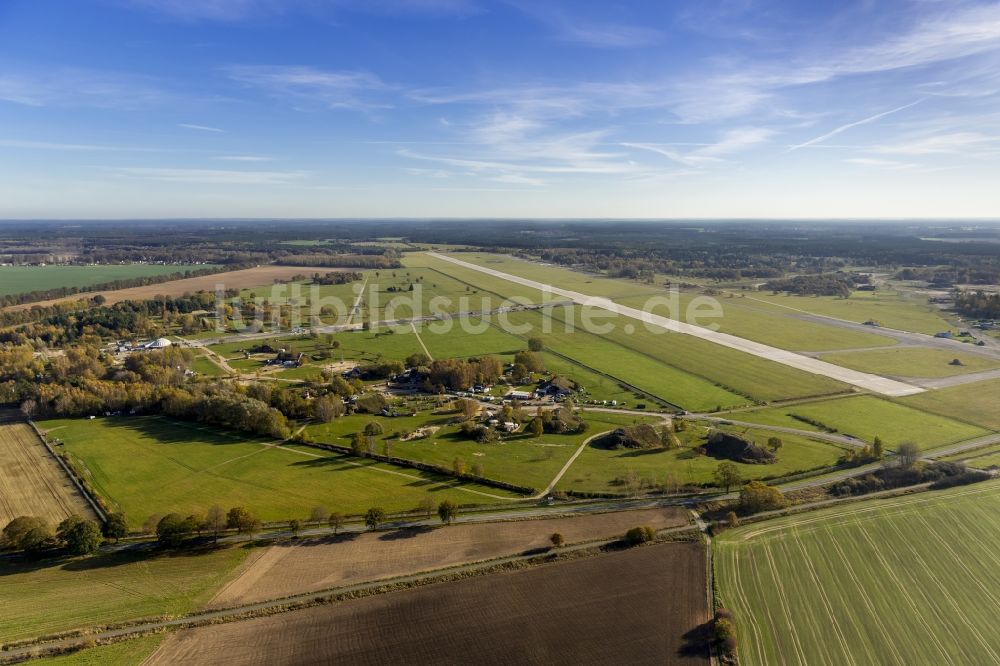 Rechlin von oben - Gelände des Rechlin Airpark Flugplatz Rechlin-Lärz mit der Startbahn und Landebahn 07 in Rechlin im Bundesland Mecklenburg-Vorpommern