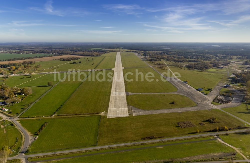 Rechlin aus der Vogelperspektive: Gelände des Rechlin Airpark Flugplatz Rechlin-Lärz mit der Startbahn und Landebahn 07 in Rechlin im Bundesland Mecklenburg-Vorpommern