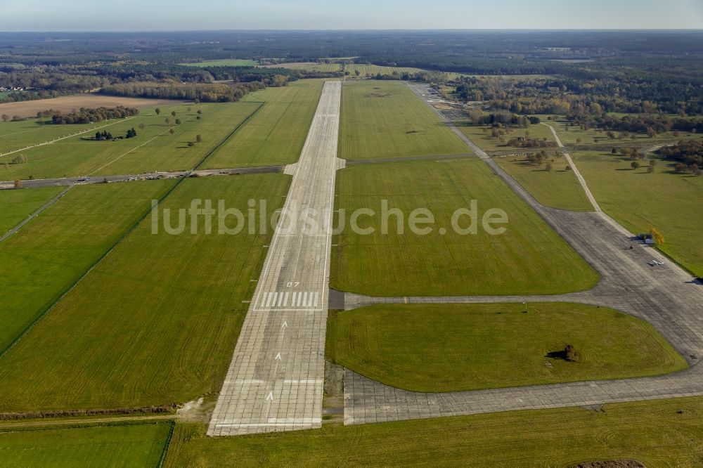 Luftbild Rechlin - Gelände des Rechlin Airpark Flugplatz Rechlin-Lärz mit der Startbahn und Landebahn 07 in Rechlin im Bundesland Mecklenburg-Vorpommern