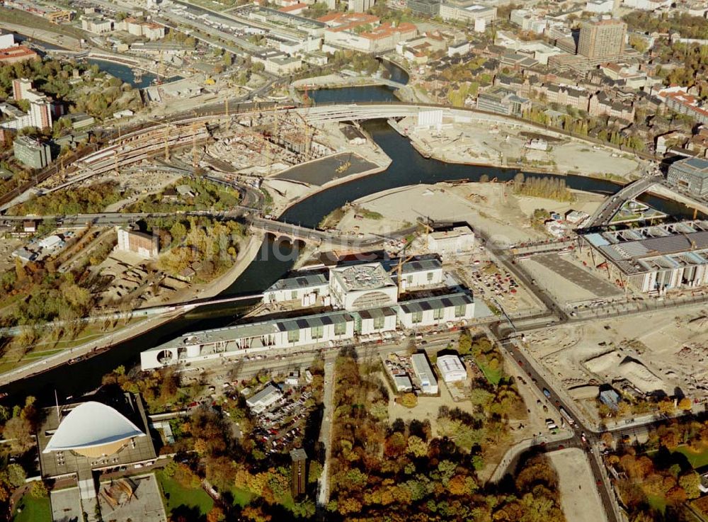 Luftaufnahme Berlin - Tiergarten - Gelände des Regierungsviertels auf dem Spreebogen am Reichstag mit der Baustelle des Bundeskanzleramtes.